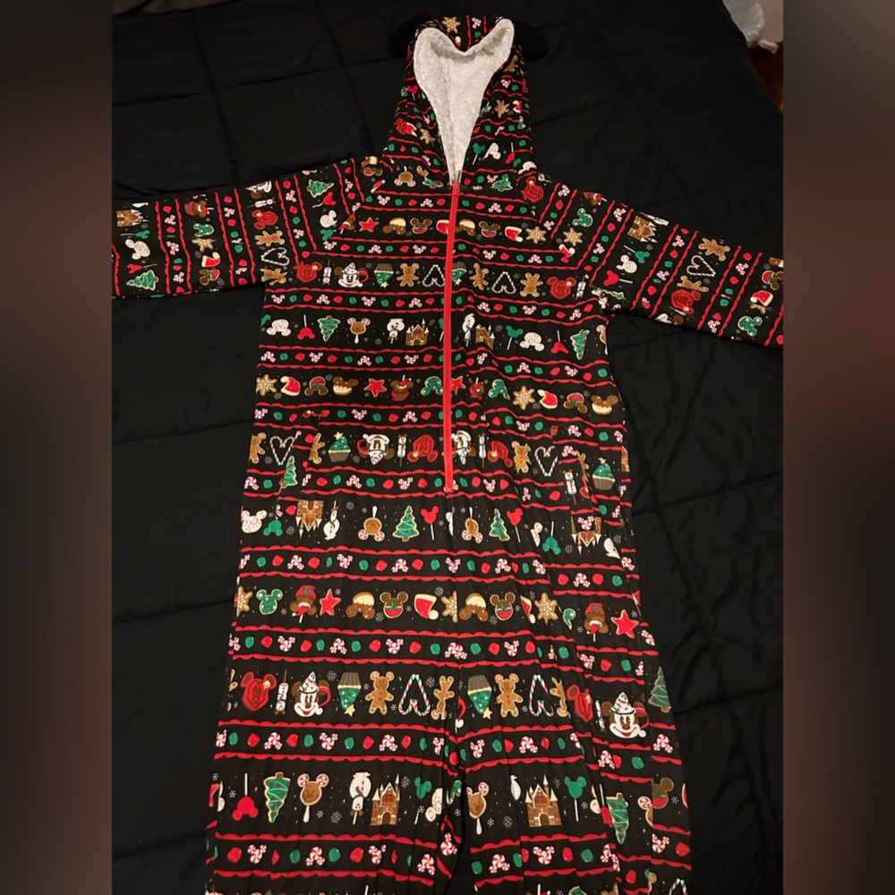 Disney, holiday print, L men’s onesie